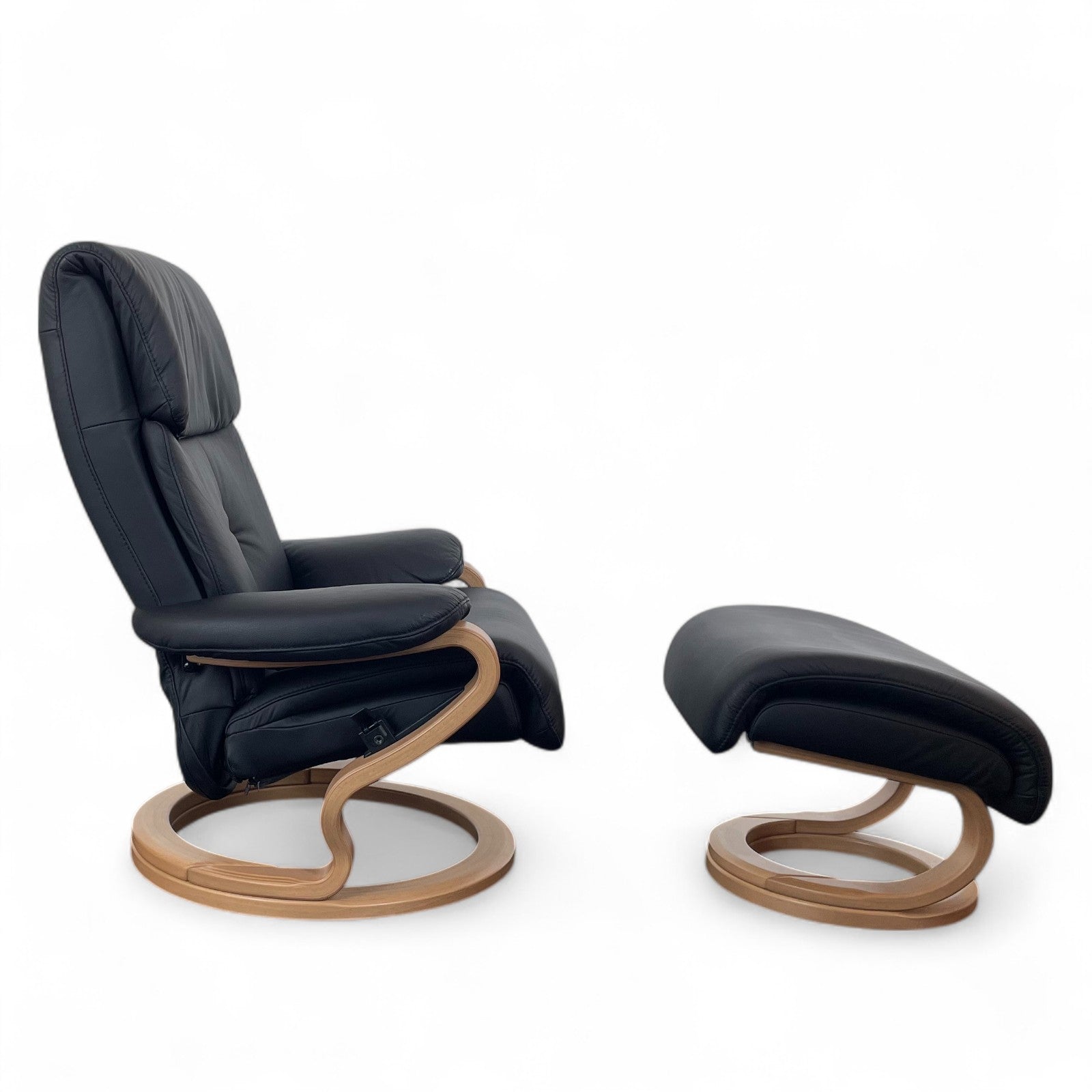 Sessel Himolla 7037 ZeroStress – Leder Black, mit passendem Fußhocker