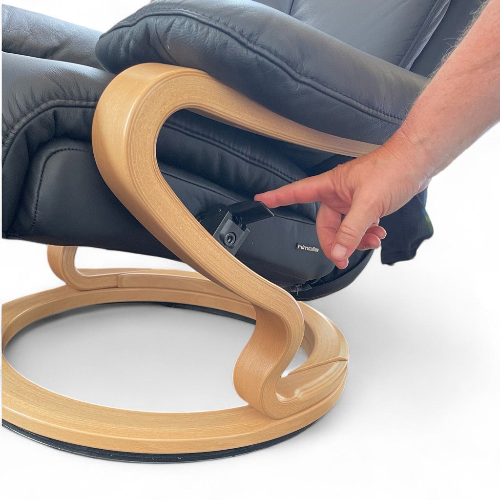 Sessel Himolla 7037 ZeroStress – Leder Black, mit passendem Fußhocker