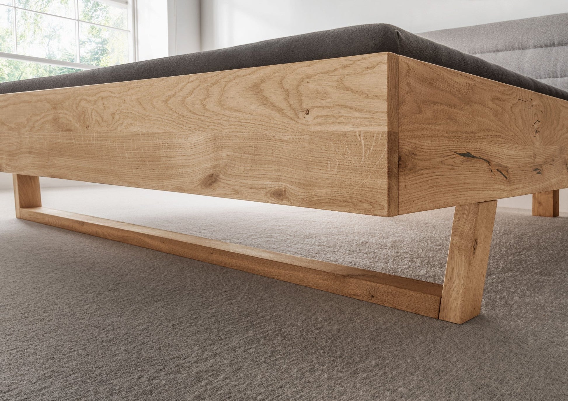Bett SchlafGut Wildeiche massiv mit Holzkopfteil