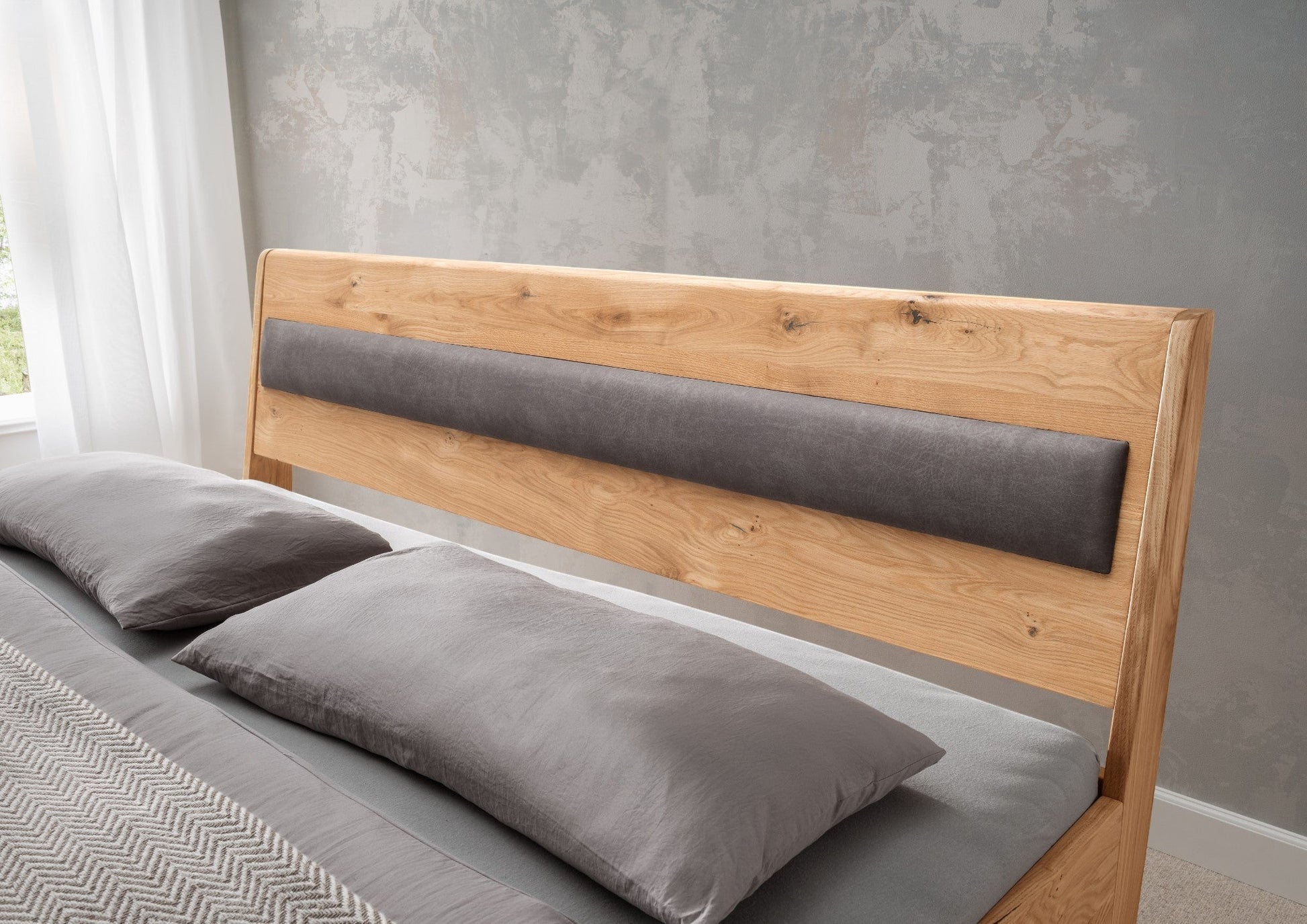 Bett SchlafGut Wildeiche massiv mit gepolstertem Holzkopfteil
