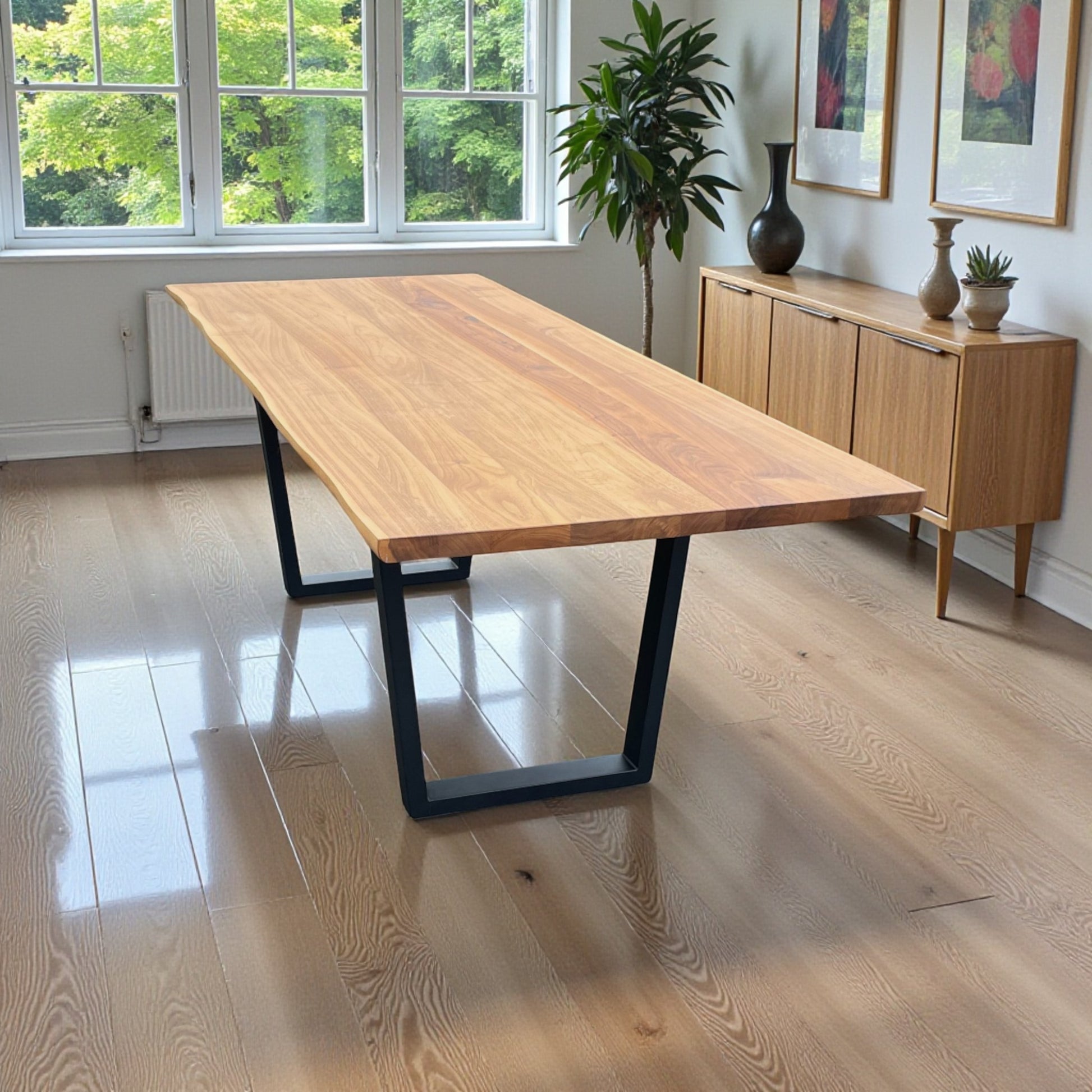 Lavida Wenko Tisch – Nussbaum massiv, Kufe schwarz (235×90 cm)