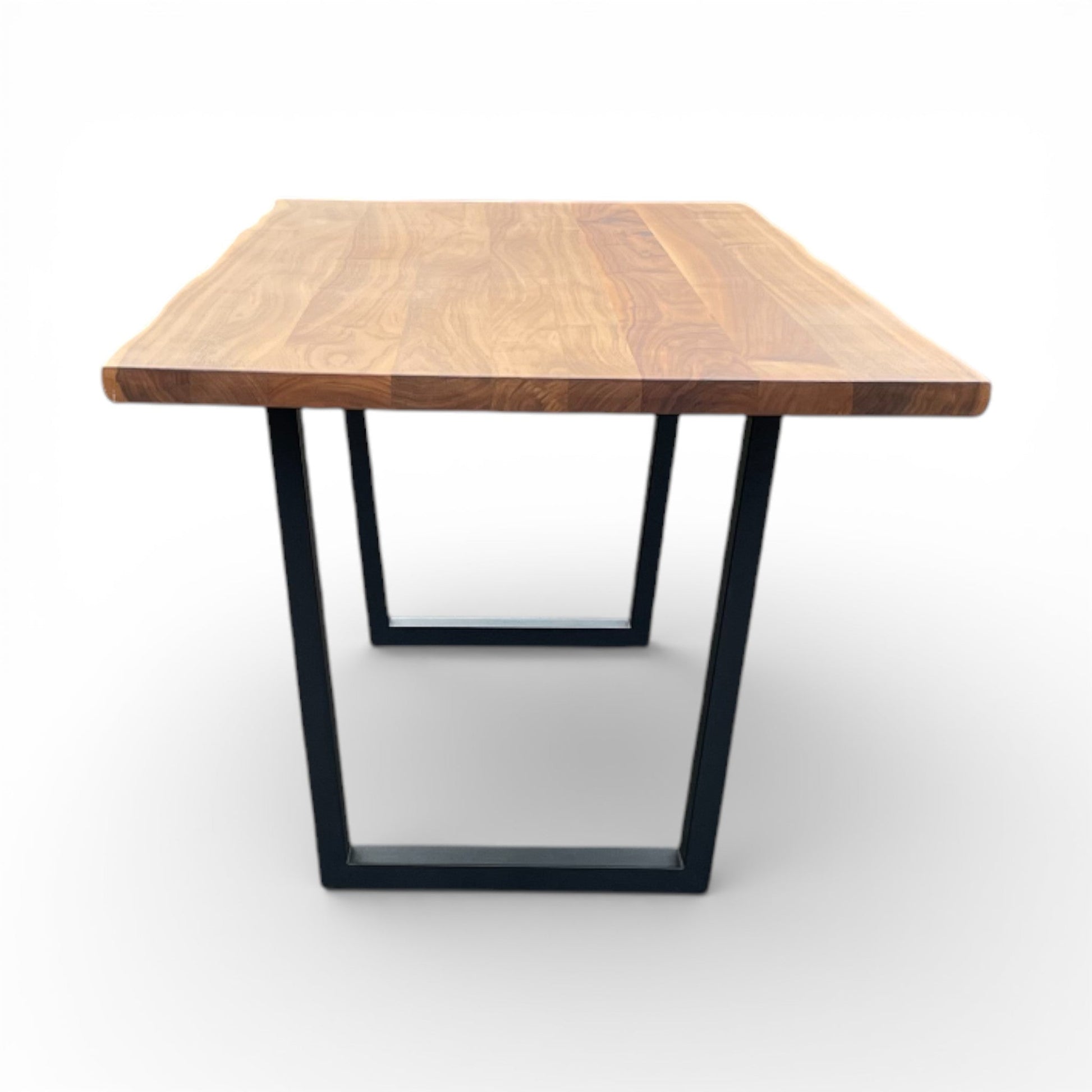 Lavida Wenko Tisch – Nussbaum massiv, Kufe schwarz (235×90 cm)