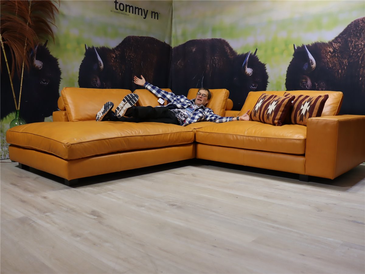 Tommy M  AL JAZAR Ecke übertief  270 x 280 cm  Leder Organic caramel  *Hausmesse