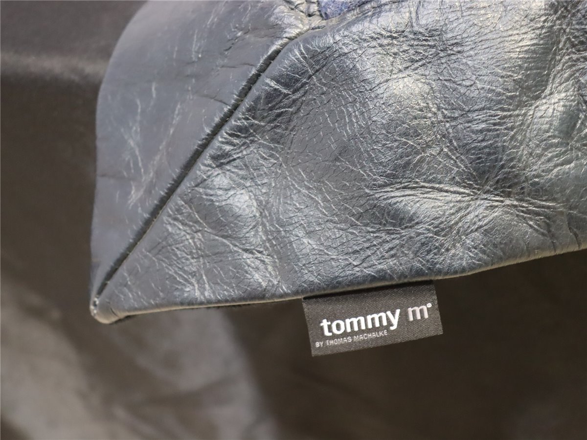 Tommy M   Flatterkissen 80 80  quadratisch  Fahne  Filz bleu  Leder darkblue  Stoff schwarz  *Muster