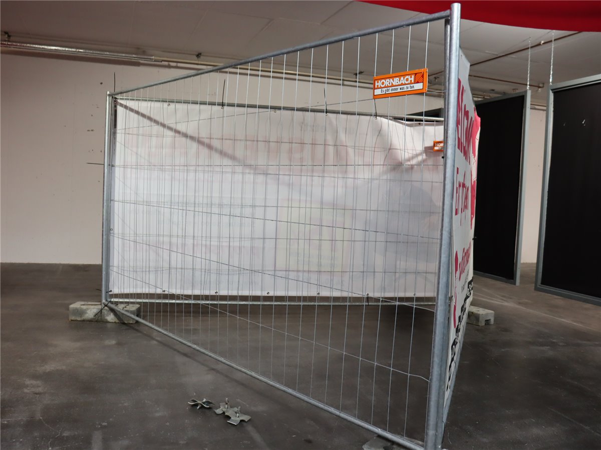 Hornbach Bauzaun Dreieck Inventarverkauf 340 x 200 cm ohne Bespannung 3 Backsteine  nur Abholung *Werbeanlage